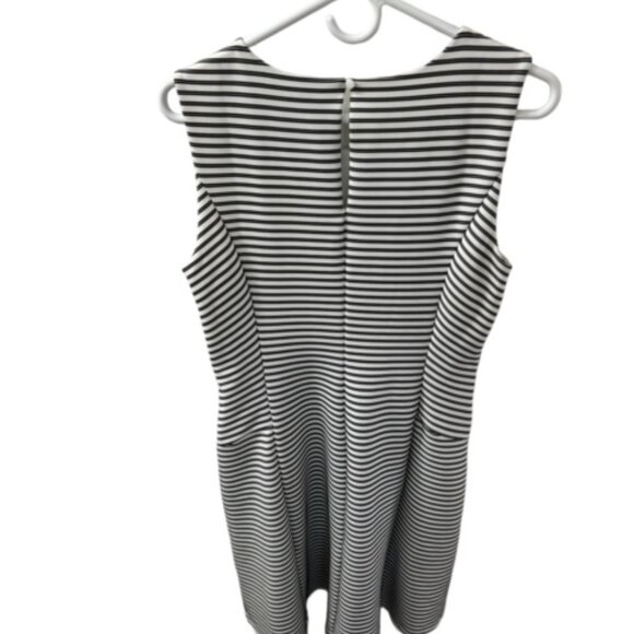 Sleeveless, fit & flare silhouette women's dress size 6, knee length. - Picture 3 of 6